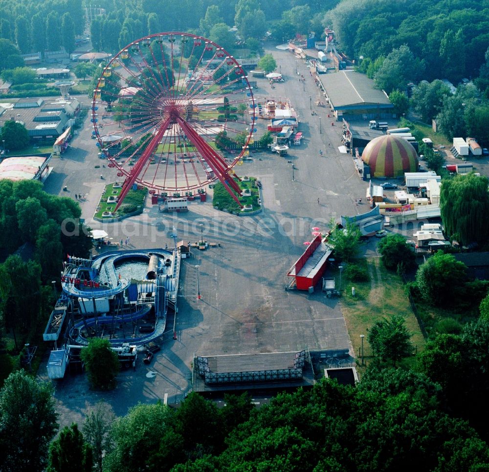 Berlin Treptow from the bird's eye view: Ferris wheel on the grounds of the GDR- amusement park Plaenterwald in Berlin Treptow