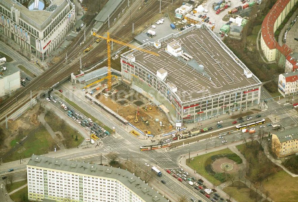 Aerial photograph Berlin-Friedrichshain / Lichtenberg - Das Ring-Center liegt an der Hauptverkehrsader Frankfurter Allee in Berlin-Friedrichshain / Lichtenberg und besteht aus zwei Gebäuden. Ring Center, Frankfurter Allee 111, 10247 Berlin, Tel.: 030 / 422 647 0, Fax: 030 / 422 647 29