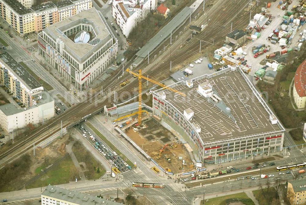 Berlin-Friedrichshain / Lichtenberg from above - Das Ring-Center liegt an der Hauptverkehrsader Frankfurter Allee in Berlin-Friedrichshain / Lichtenberg und besteht aus zwei Gebäuden. Ring Center, Frankfurter Allee 111, 10247 Berlin, Tel.: 030 / 422 647 0, Fax: 030 / 422 647 29