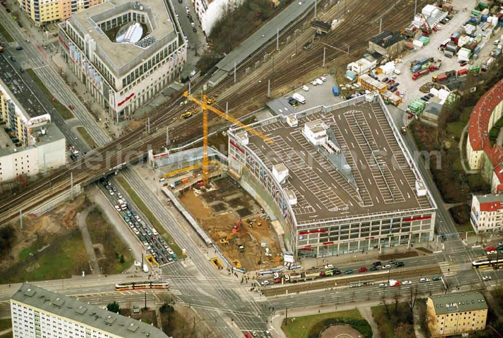 Berlin-Friedrichshain / Lichtenberg from the bird's eye view: Das Ring-Center liegt an der Hauptverkehrsader Frankfurter Allee in Berlin-Friedrichshain / Lichtenberg und besteht aus zwei Gebäuden. Ring Center, Frankfurter Allee 111, 10247 Berlin, Tel.: 030 / 422 647 0, Fax: 030 / 422 647 29