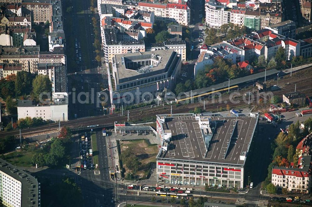 Aerial image Berlin - 11.10.2005 Berlin Blick auf das Ring Center ;Das Ring-Center wurde am 5. Oktober 1995 eröffnet, der Erweiterungsbau am 30. Oktober 1997. Ende 2005 wird das Ring-Center um die Galeria Kaufhof erweitert, die voraussichtlich im Frühjahr 2007 fertiggestellt sein wird. Die zusätzliche Verkaufsfläche wird 8.700 qm betragen.Ring Center Frankfurter Allee 111;10247 Berlin;Tel.: 030 / 422 647 0;Fax: 030 / 422 647 29