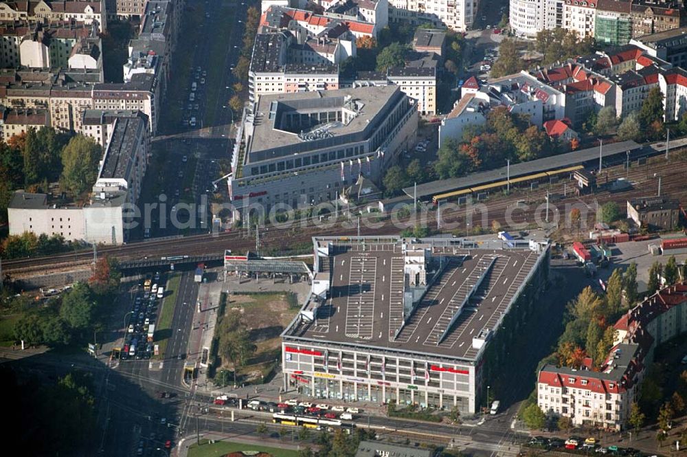 Aerial photograph Berlin - 11.10.2005 Berlin Blick auf das Ring Center ;Das Ring-Center wurde am 5. Oktober 1995 eröffnet, der Erweiterungsbau am 30. Oktober 1997. Ende 2005 wird das Ring-Center um die Galeria Kaufhof erweitert, die voraussichtlich im Frühjahr 2007 fertiggestellt sein wird. Die zusätzliche Verkaufsfläche wird 8.700 qm betragen.Ring Center Frankfurter Allee 111;10247 Berlin;Tel.: 030 / 422 647 0;Fax: 030 / 422 647 29