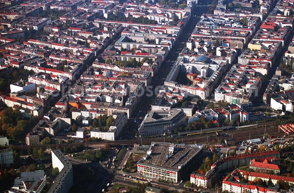 Berlin from above - 11.10.2005 Berlin Blick auf das Ring Center ;Das Ring-Center wurde am 5. Oktober 1995 eröffnet, der Erweiterungsbau am 30. Oktober 1997. Ende 2005 wird das Ring-Center um die Galeria Kaufhof erweitert, die voraussichtlich im Frühjahr 2007 fertiggestellt sein wird. Die zusätzliche Verkaufsfläche wird 8.700 qm betragen.Ring Center Frankfurter Allee 111;10247 Berlin;Tel.: 030 / 422 647 0;Fax: 030 / 422 647 29