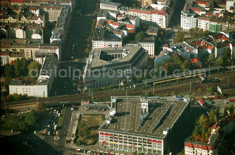 Berlin from the bird's eye view: 11.10.2005 Berlin Blick auf das Ring Center ;Das Ring-Center wurde am 5. Oktober 1995 eröffnet, der Erweiterungsbau am 30. Oktober 1997. Ende 2005 wird das Ring-Center um die Galeria Kaufhof erweitert, die voraussichtlich im Frühjahr 2007 fertiggestellt sein wird. Die zusätzliche Verkaufsfläche wird 8.700 qm betragen.Ring Center Frankfurter Allee 111;10247 Berlin;Tel.: 030 / 422 647 0;Fax: 030 / 422 647 29