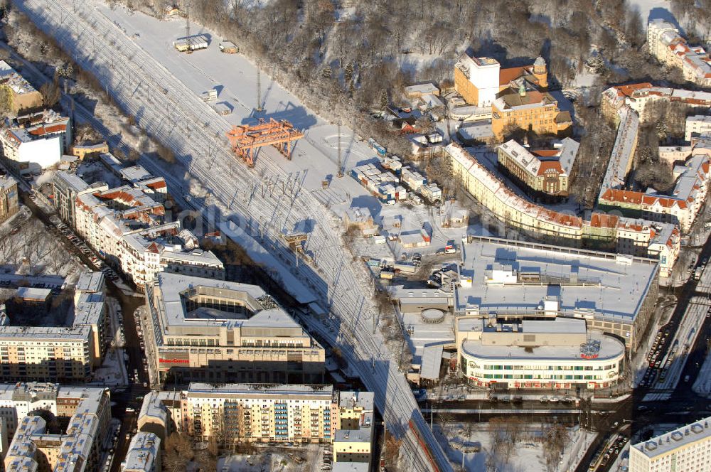 Berlin from above - Blick auf das winterlich, verschneite Ring Center 1 und 2 der ECE an der Frankfurter Alle am S-Bahnhof Frankfurter Alle. Im Hintergrund der schneebedeckte Containerbahnhof.