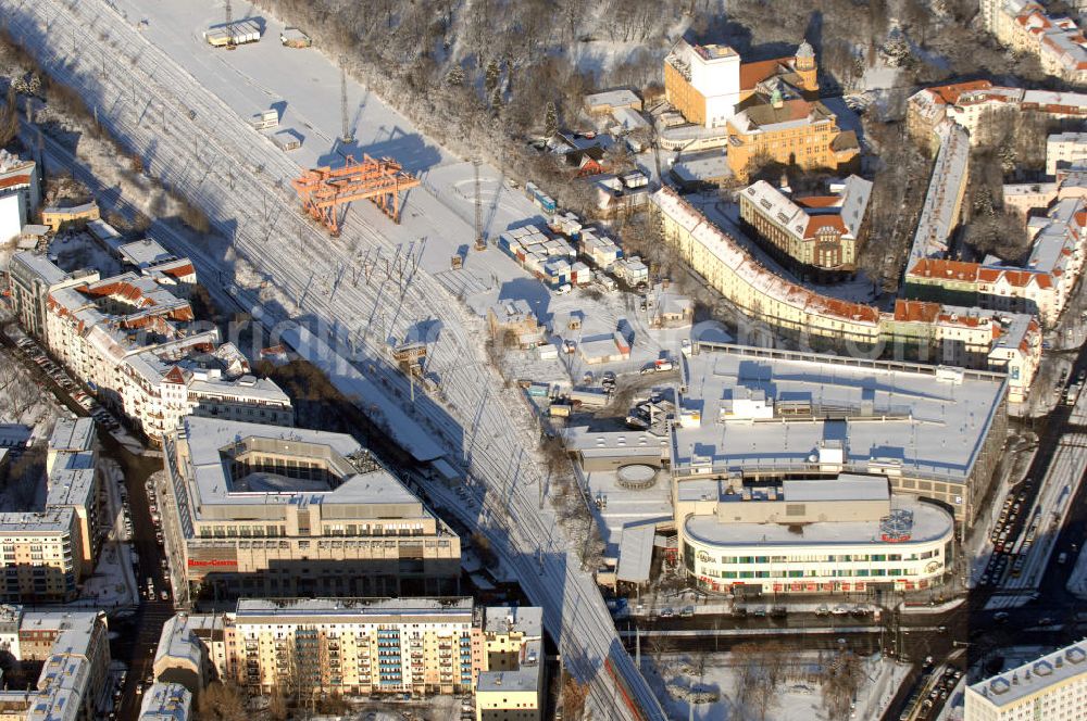 Aerial image Berlin - Blick auf das winterlich, verschneite Ring Center 1 und 2 der ECE an der Frankfurter Alle am S-Bahnhof Frankfurter Alle. Im Hintergrund der schneebedeckte Containerbahnhof.