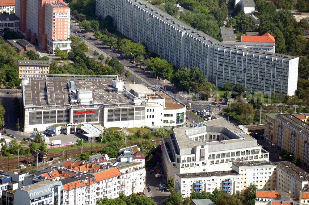 Berlin from the bird's eye view: Blick auf das Berliner Ring-Center an der Frankfurter Allee, welches aus mehreren Teilgebäuden besteht und sich getrennt durch den S-Bahnhof Frankfurter Allee auf die 2 Berliner Bezirke Lichtenberg und Friedrichshain-Kreuzberg verteilt. Es ist ein Projekt der ECE Promanagement GmbH & Co. KG. Im Vordergrund ist eine Häuserreihe zu sehen, die sich in der Rigaer Straße / Pettenkoferstraße befindet. Kontakt: