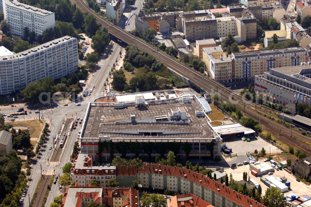 Aerial photograph Berlin - Blick auf das Berliner Ring-Center an der Frankfurter Allee, welches aus mehreren Teilgebäuden besteht und sich getrennt durch den S-Bahnhof Frankfurter Allee auf die 2 Berliner Bezirke Lichtenberg und Friedrichshain-Kreuzberg verteilt. Es ist ein Projekt der ECE Promanagement GmbH & Co. KG. Im Hintergrund ist eine Häuserreihe zu sehen, die sich an der Scharnweberstraße entlangzieht während sich die Straße links im Bild aus den 2 Abschnitten der Möllendorfstraße und der Gürtelstraße zusammensetzt. Kontakt: