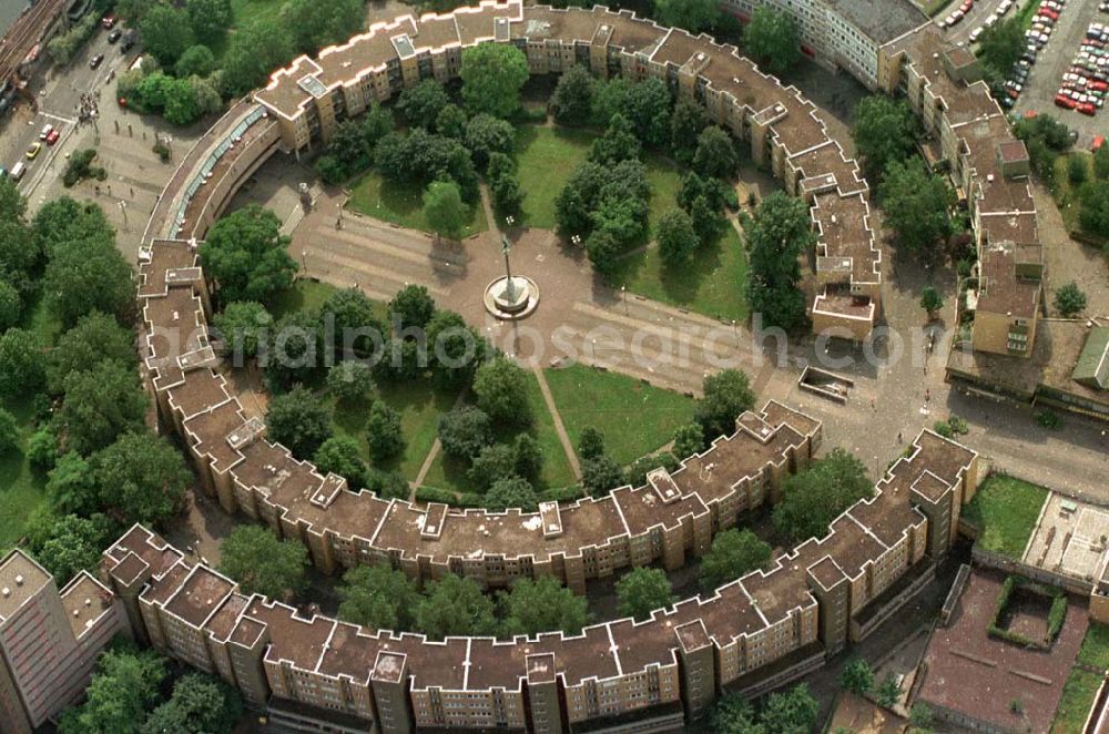 Berlin from above - Ringförmige Wohnbauten am Franz Mehring Platz Berlin Kreuzberg 06.1995