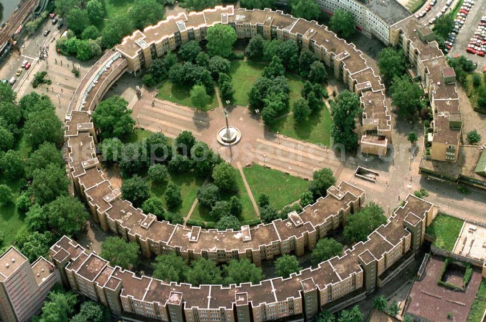 Berlin from the bird's eye view: Ringförmige Wohnbauten am Franz Mehring Platz Berlin Kreuzberg 06.1995