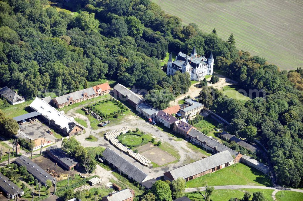 Posadowo from the bird's eye view: Das Rittergut Posadowo in Posadowo in der Wiowodschaft Großpolen, Polen. Es gehört schon seit Jahrhunderten der adligen polnischen Familie von Lacki. Manor Posadowo in Posadowo in the Greater Poland Voivodeship, Poland. Since centuries it is the property of the aristocratic polish family von Lacki.