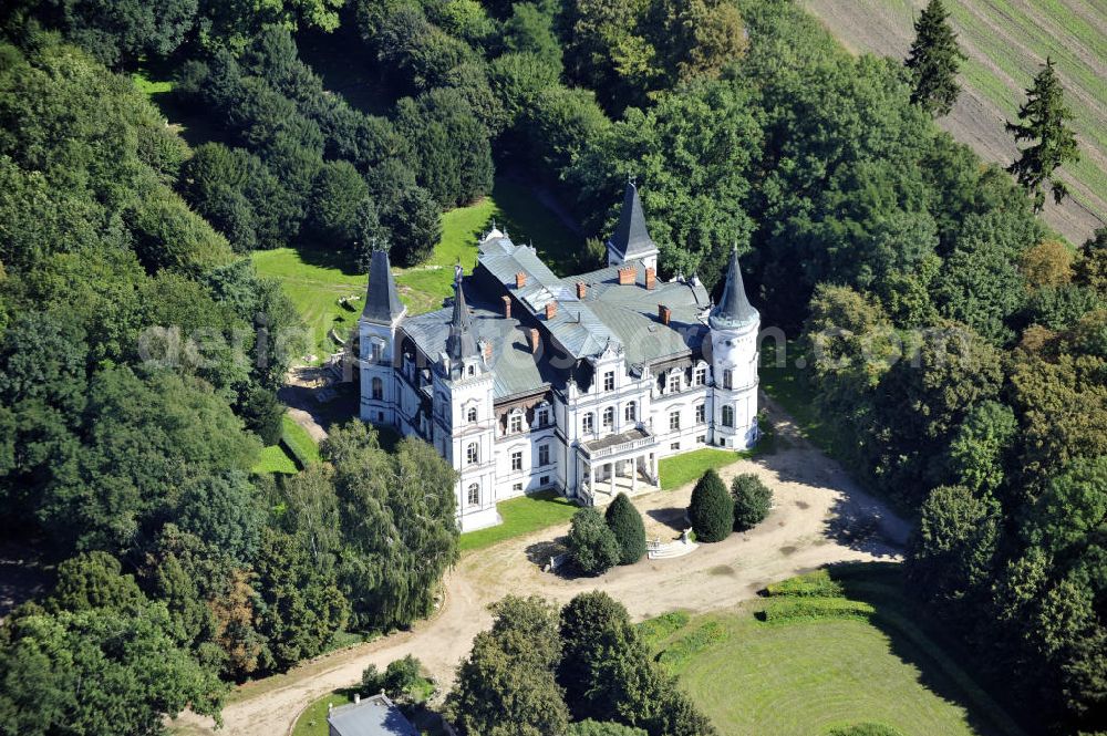 Posadowo from above - Das Rittergut Posadowo in Posadowo in der Wiowodschaft Großpolen, Polen. Es gehört schon seit Jahrhunderten der adligen polnischen Familie von Lacki. Manor Posadowo in Posadowo in the Greater Poland Voivodeship, Poland. Since centuries it is the property of the aristocratic polish family von Lacki.