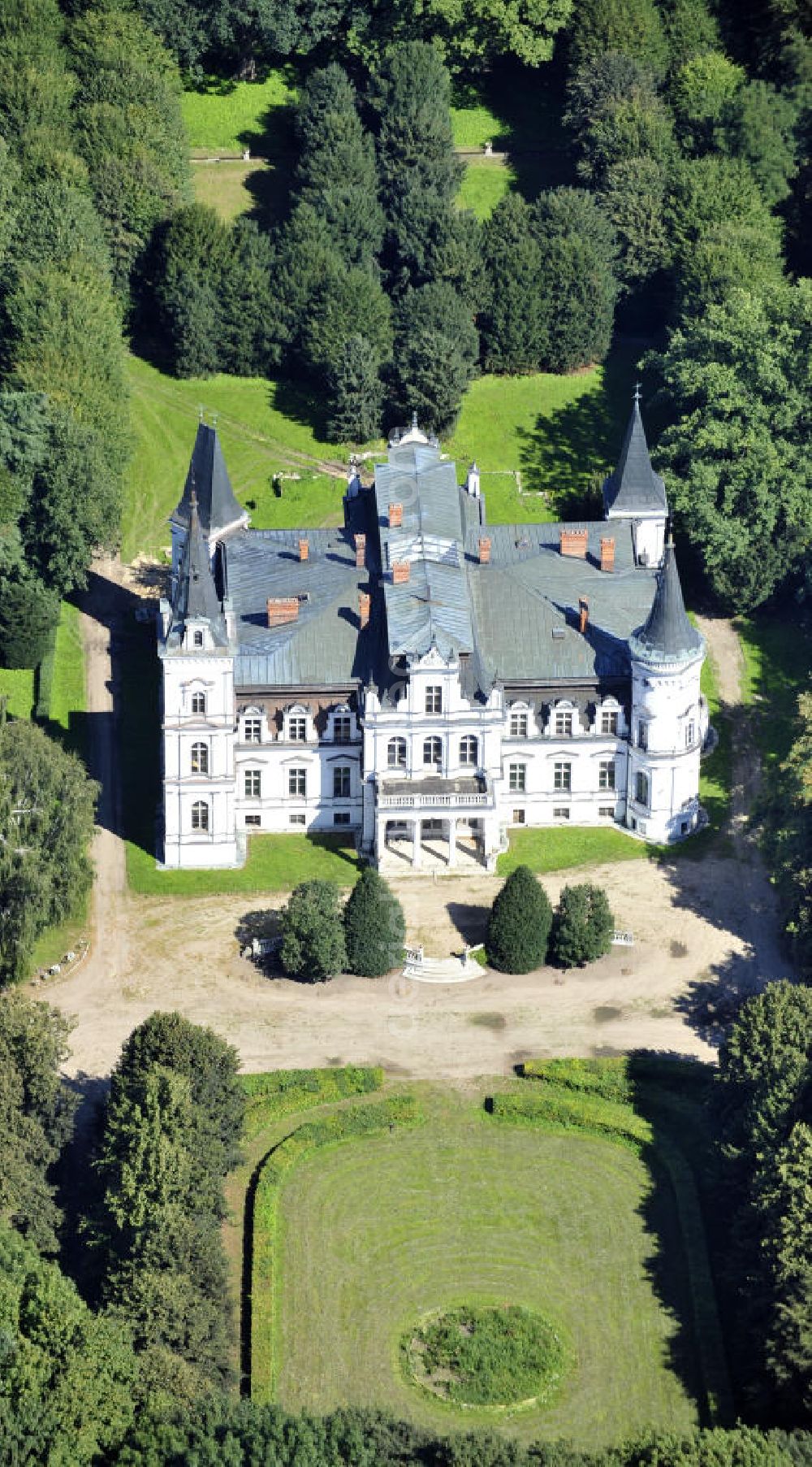 Posadowo from the bird's eye view: Das Rittergut Posadowo in Posadowo in der Wiowodschaft Großpolen, Polen. Es gehört schon seit Jahrhunderten der adligen polnischen Familie von Lacki. Manor Posadowo in Posadowo in the Greater Poland Voivodeship, Poland. Since centuries it is the property of the aristocratic polish family von Lacki.