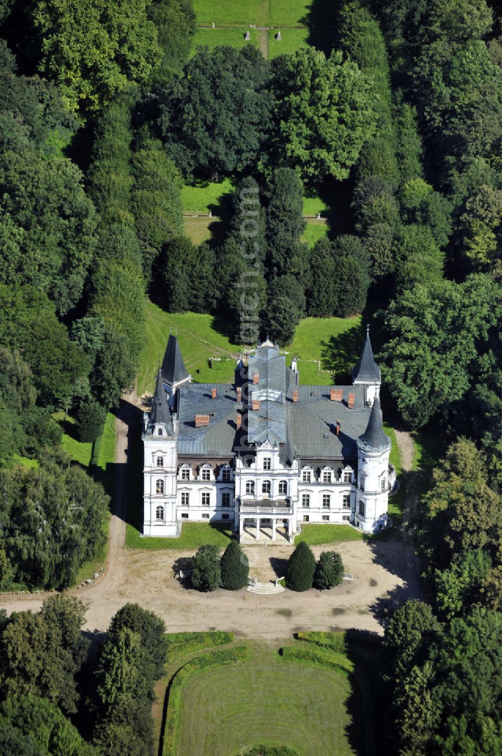 Aerial image Posadowo - Das Rittergut Posadowo in Posadowo in der Wiowodschaft Großpolen, Polen. Es gehört schon seit Jahrhunderten der adligen polnischen Familie von Lacki. Manor Posadowo in Posadowo in the Greater Poland Voivodeship, Poland. Since centuries it is the property of the aristocratic polish family von Lacki.