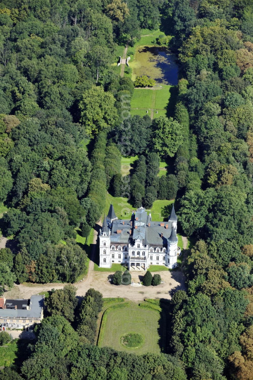 Aerial photograph Posadowo - Das Rittergut Posadowo in Posadowo in der Wiowodschaft Großpolen, Polen. Es gehört schon seit Jahrhunderten der adligen polnischen Familie von Lacki. Manor Posadowo in Posadowo in the Greater Poland Voivodeship, Poland. Since centuries it is the property of the aristocratic polish family von Lacki.