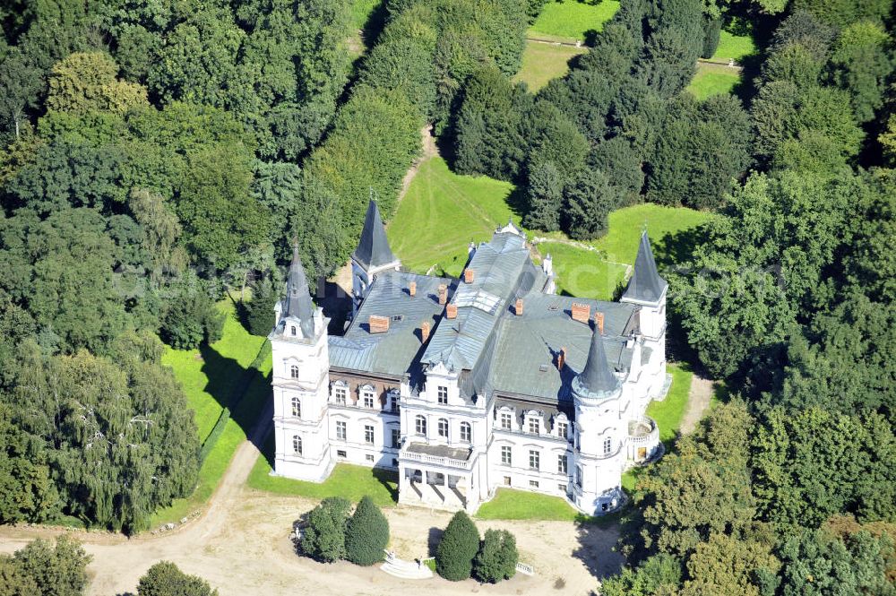 Posadowo from above - Das Rittergut Posadowo in Posadowo in der Wiowodschaft Großpolen, Polen. Es gehört schon seit Jahrhunderten der adligen polnischen Familie von Lacki. Manor Posadowo in Posadowo in the Greater Poland Voivodeship, Poland. Since centuries it is the property of the aristocratic polish family von Lacki.