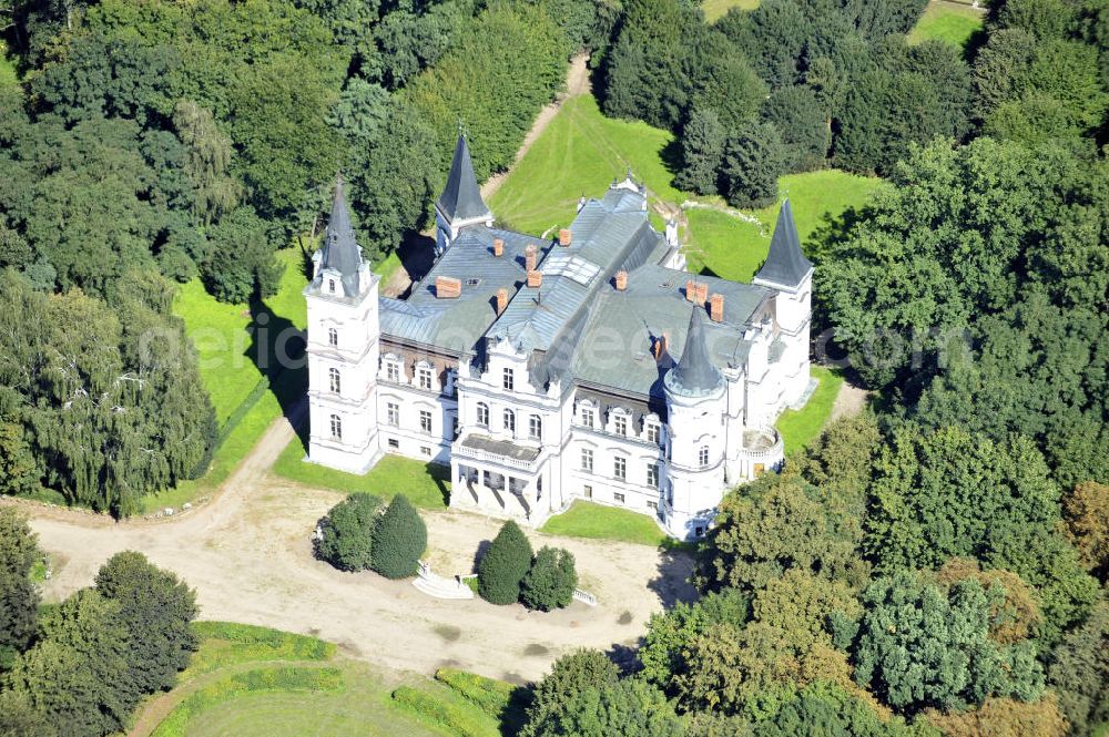 Posadowo from the bird's eye view: Das Rittergut Posadowo in Posadowo in der Wiowodschaft Großpolen, Polen. Es gehört schon seit Jahrhunderten der adligen polnischen Familie von Lacki. Manor Posadowo in Posadowo in the Greater Poland Voivodeship, Poland. Since centuries it is the property of the aristocratic polish family von Lacki.