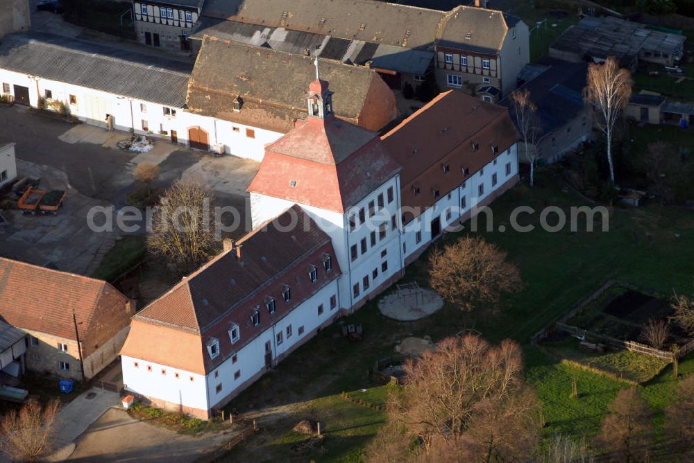 Prießnitz / Eulatal from above - Blick auf das Rittergut Schloss Prießnitz am Sportplatzweg in Eulatal. Eulatal ist eine verwaltungsgemeinschaftsfreie Gemeinde im Leipziger Land. Das Rittergut mit Herrenhaus und Schloss Prießnitz wird zuerst 977 erwähnt und befand sich im Besitz der Familien von Einsiedel. Es wurde im Stil des Manierismus erbaut. 1919 wird Fritz Vogel durch die Zwangsversteigerung neuer Eigentümer, umfangreiche bauliche Veränderungen folgen. Seit 1950 werden die ehemaligen Wohnräume im Westflügel der Ostbebauung als KITA genutzt, direkt über der Brennerei. Kontakt: Gemeindeverwaltung, Badstr. 21, 04651 Prießnitz, Tel.: 034345/24997 / Städt. Kindergarten, Sportplatzweg 7, 04651 Prießnitz, Tel.: 034345/22896