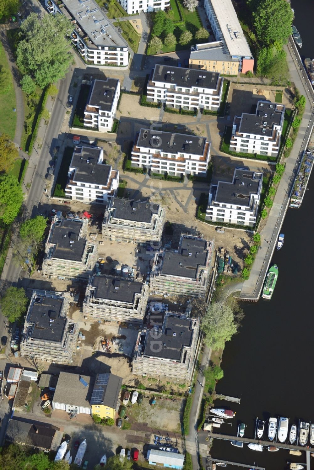 Berlin, Friedrichshain, Stralau from the bird's eye view: The STRATEGIS AG builds on the peninsula Stralau in Berlin-Friedrichshain Tunnelstrasse 48-49 under the project name Riverside - Living on the Spree quality living space