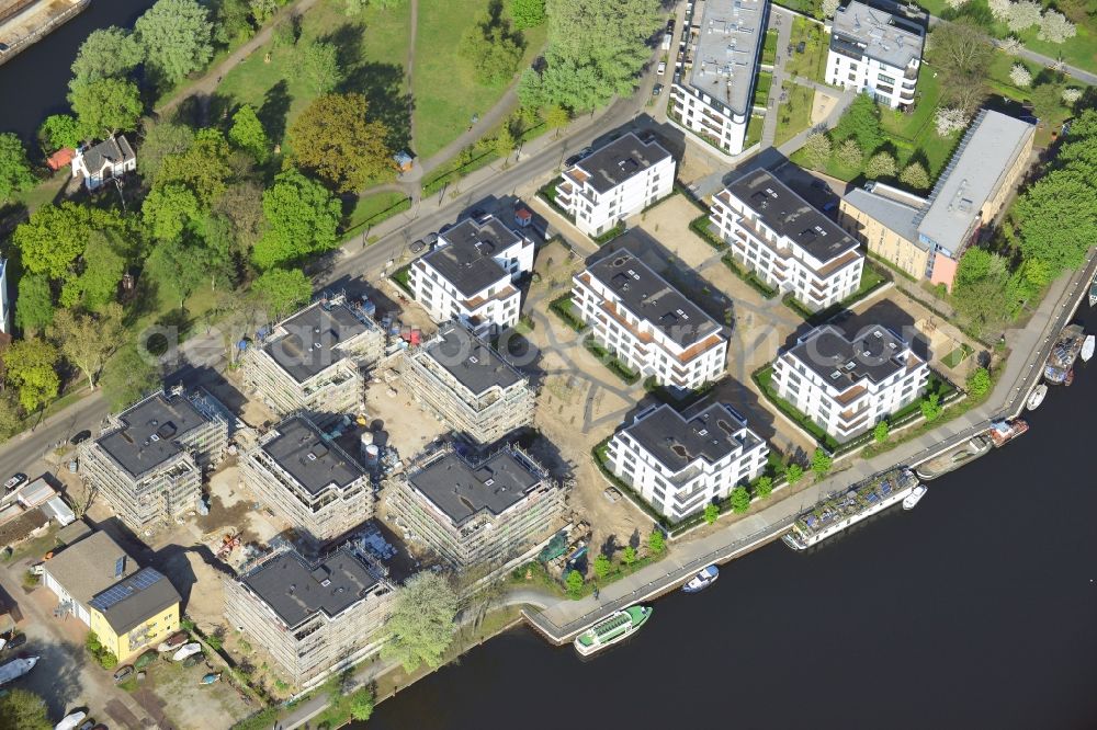 Berlin, Friedrichshain, Stralau from the bird's eye view: The STRATEGIS AG builds on the peninsula Stralau in Berlin-Friedrichshain Tunnelstrasse 48-49 under the project name Riverside - Living on the Spree quality living space