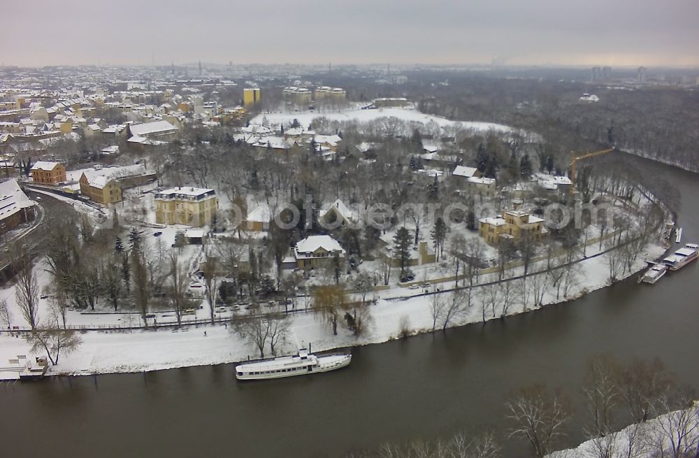 Aerial photograph Halle (Saale) - On Riveufer an der Saale in Halle in Saxony-Anhalt are historic villas. On the left side parts of the castle Giebichenstein can be seen