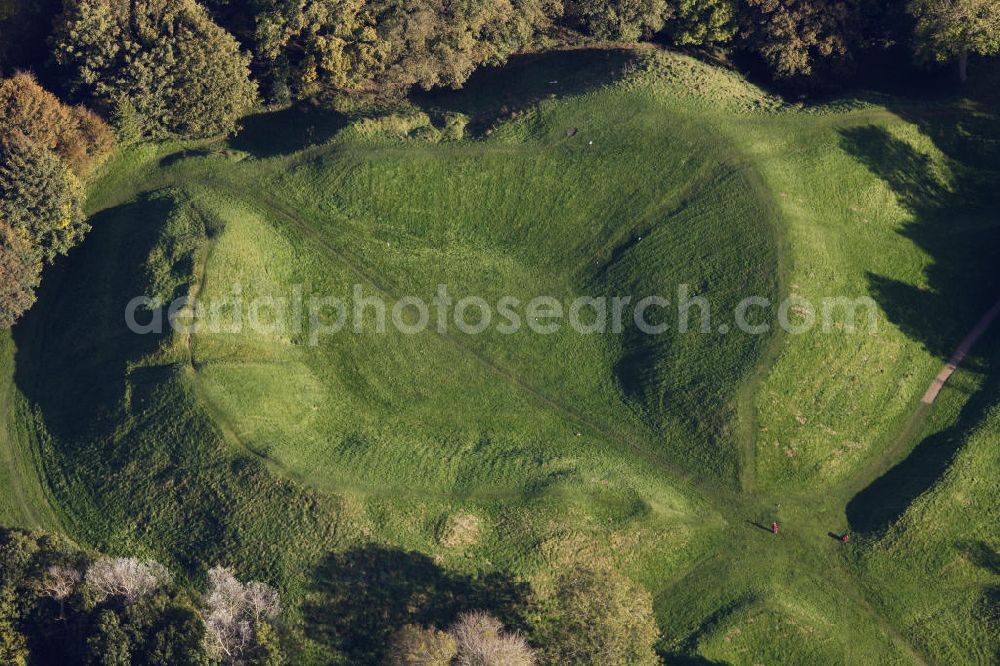 Cirencester from the bird's eye view: Blick auf das römische Amphitheater in der Nähe von Cirencester. Die hier gelegene Stadt Corinium Dobunnorum war die zweitgrößte der römischen Provinz Britannien. Look at the Roman Amphitheater near Cirencester. The city Dobunnorum Corinium around this theatre was the second largest town in the Roman province of Britannia.