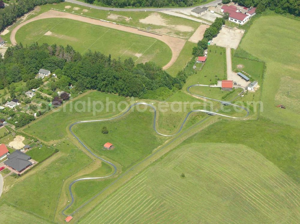 Aerial photograph Burg Stargard - Blick auf die Sommer-Rodelbahn von Buirg Stargard. Bahndaten: Gesamtlänge: 720 m, Höhenunterschied: 30 m 8 Steilkurven, 1 Sprung, 2 Brücken