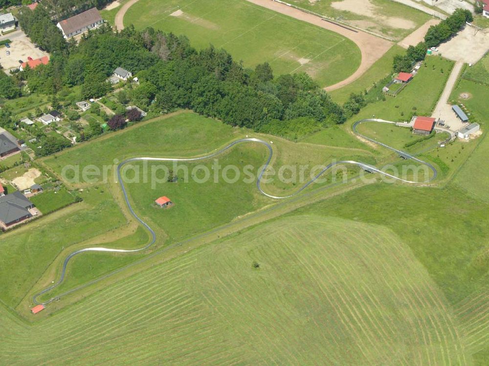 Burg Stargard from above - Blick auf die Sommer-Rodelbahn von Buirg Stargard. Bahndaten: Gesamtlänge: 720 m, Höhenunterschied: 30 m 8 Steilkurven, 1 Sprung, 2 Brücken