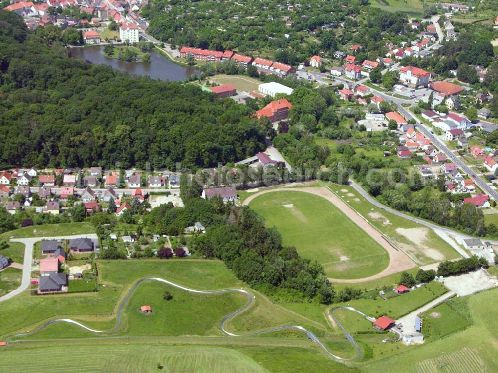 Burg Stargard from the bird's eye view: Blick auf Burg Stargard. Burg Stargard umfasst mit den Ortsteilen Bargensdorf, Sabel, Quastenberg und Kreuzbruchhof eine Fläche von ca. 4.110 Hektar. Im Juni 2004 betrug die Einwohnerzahl der Stadt Burg Stargard 4.771 Einwohner.