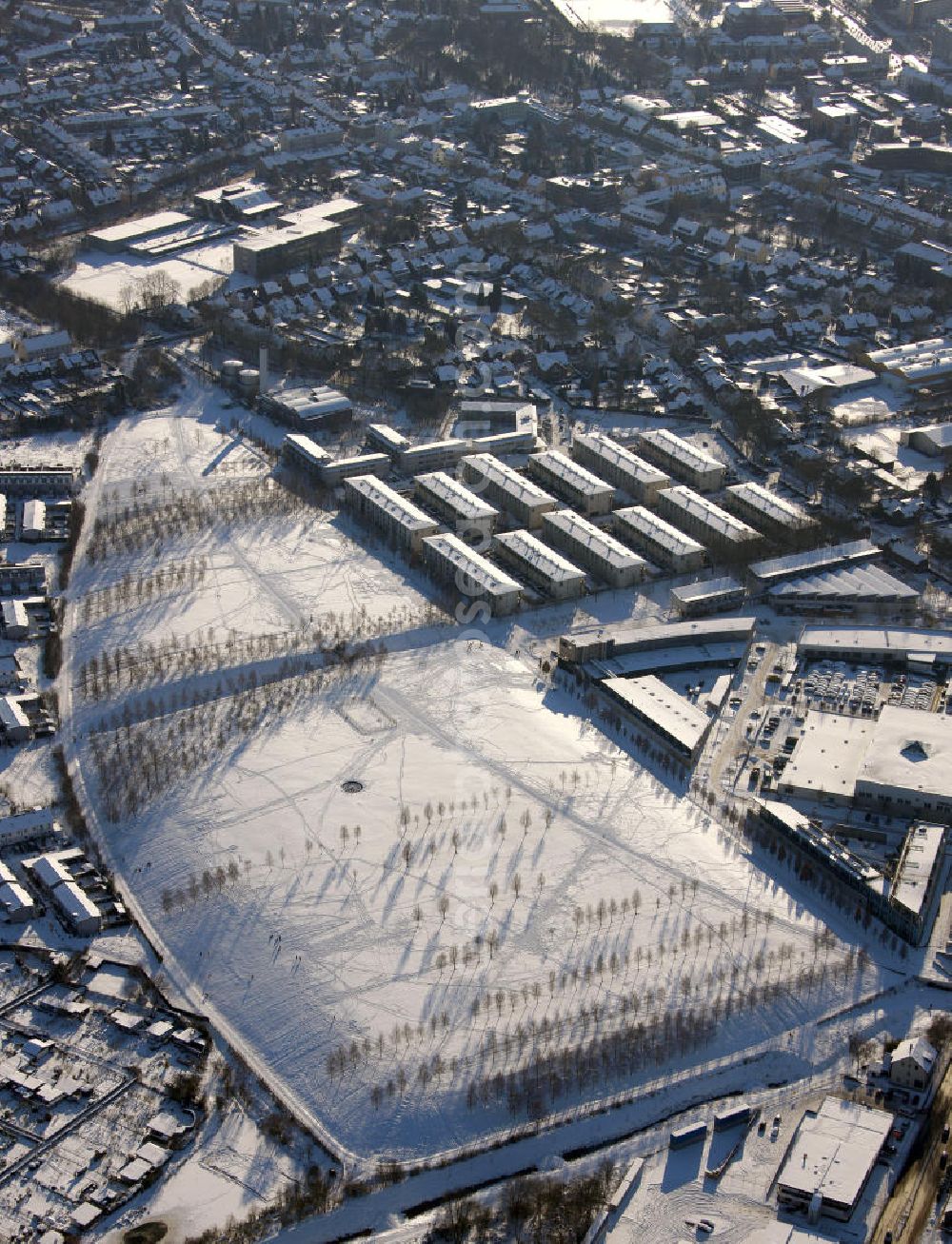 Bottrop from the bird's eye view: Blick auf den winterlich, schneebedeckten Rodelberg des Prosper-Park in Bottrop, Nordrhein-Westfalen. Der Berg ist Teil des Parks, der verfügt über 11 Hektar Grün- und Freiraum. View of the toboggan hill of the Prosper Park in Bottrop, North Rhine-Westphalia. The park has 11 hectare of green and open space.