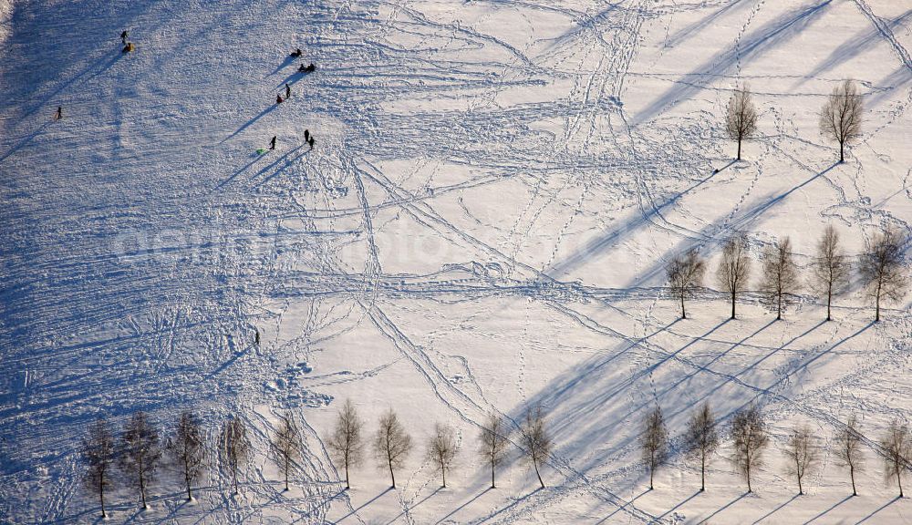 Aerial image Bottrop - Blick auf den winterlich, schneebedeckten Rodelberg des Prosper-Park in Bottrop, Nordrhein-Westfalen. Der Berg ist Teil des Parks, der verfügt über 11 Hektar Grün- und Freiraum. View of the toboggan hill of the Prosper Park in Bottrop, North Rhine-Westphalia. The park has 11 hectare of green and open space.