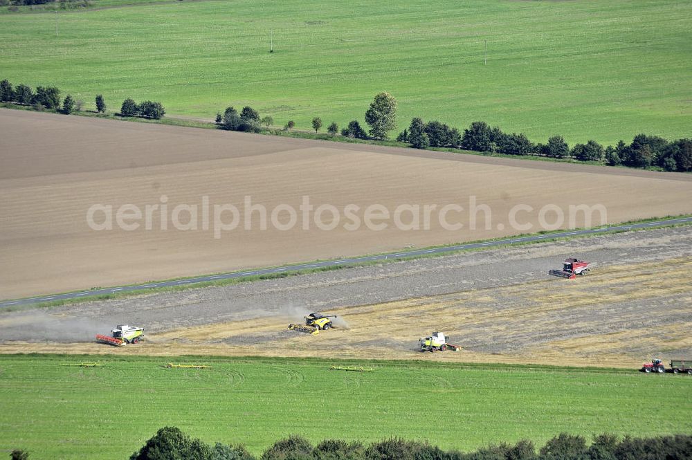 Beesenstedt from the bird's eye view: Mähdrescher- Einsatz zur hebstlichen Roggenernte auf einem Feld in der Nähe von Beesenstedt. Harvest of rye near Beesenstedt.