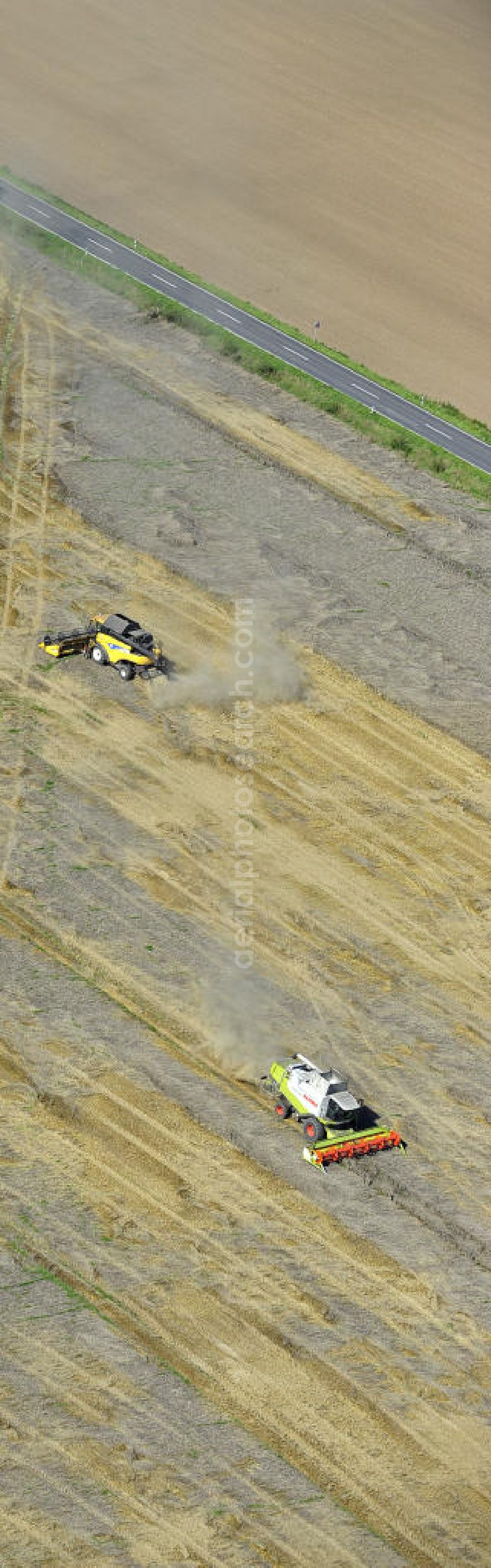 Beesenstedt from the bird's eye view: Mähdrescher- Einsatz zur hebstlichen Roggenernte auf einem Feld in der Nähe von Beesenstedt. Harvest of rye near Beesenstedt.