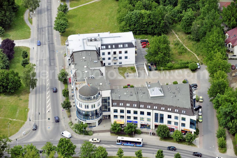 Aerial photograph Bernau - Das Rollbergeck an der Kreuzung Jahnstraße/ Ladeburger Chaussee in Bernau ist ein Geschäfts- und Ärztehaus. Hier ist neben zahlreichen Geschäften und Ärzten die Zahnklinik Bernau zu finden. The Rollbergeck at the corner Jahnstraße/ Ladeburger Chaussee in Bernau is an buisness and medicine center. Here are different doctors, shops and also the dental clinic Bernau located.