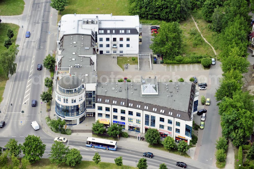 Bernau from the bird's eye view: Das Rollbergeck an der Kreuzung Jahnstraße/ Ladeburger Chaussee in Bernau ist ein Geschäfts- und Ärztehaus. Hier ist neben zahlreichen Geschäften und Ärzten die Zahnklinik Bernau zu finden. The Rollbergeck at the corner Jahnstraße/ Ladeburger Chaussee in Bernau is an buisness and medicine center. Here are different doctors, shops and also the dental clinic Bernau located.