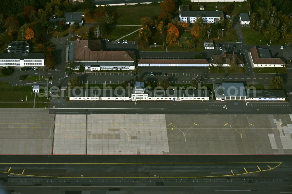 Aerial photograph Berlin - Parking areas, runway and apron of the Bmvg Air Force - the military part of the branch office on Avenue Jean Mermoz of the airport in the Tegel district of Berlin, Germany