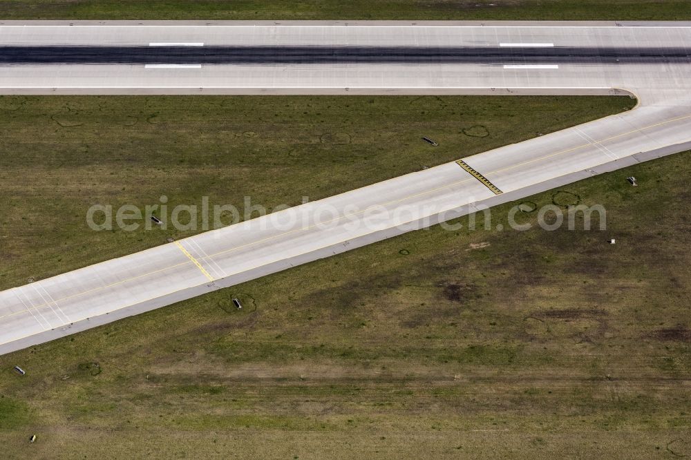 Aerial photograph München-Flughafen - Rolling on the apron of the airport in Muenchen-Flughafen in the state Bavaria, Germany