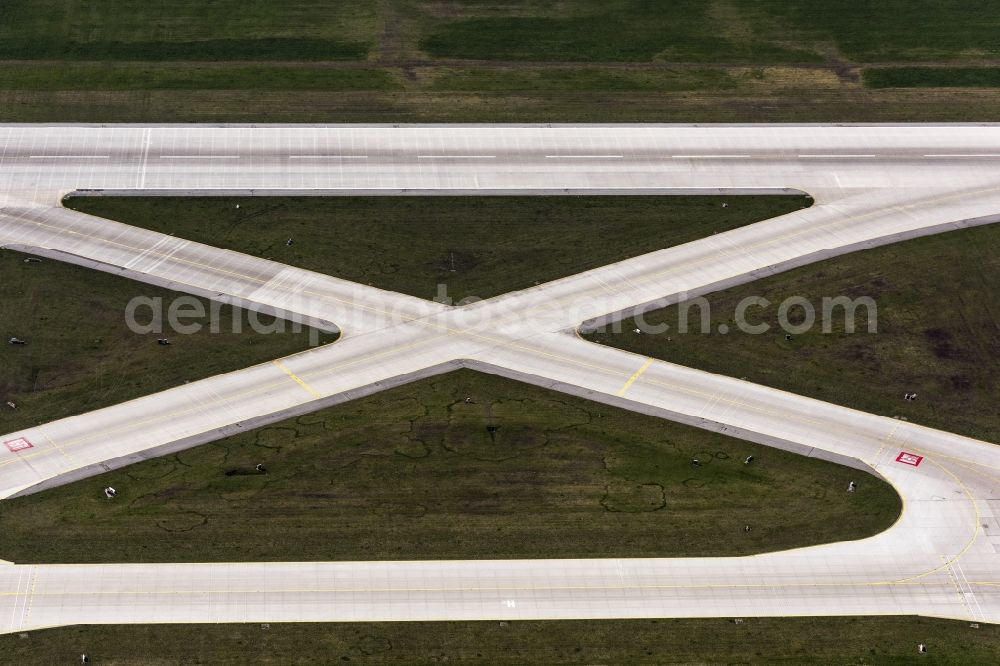 München-Flughafen from above - Rolling on the apron of the airport in Muenchen-Flughafen in the state Bavaria, Germany