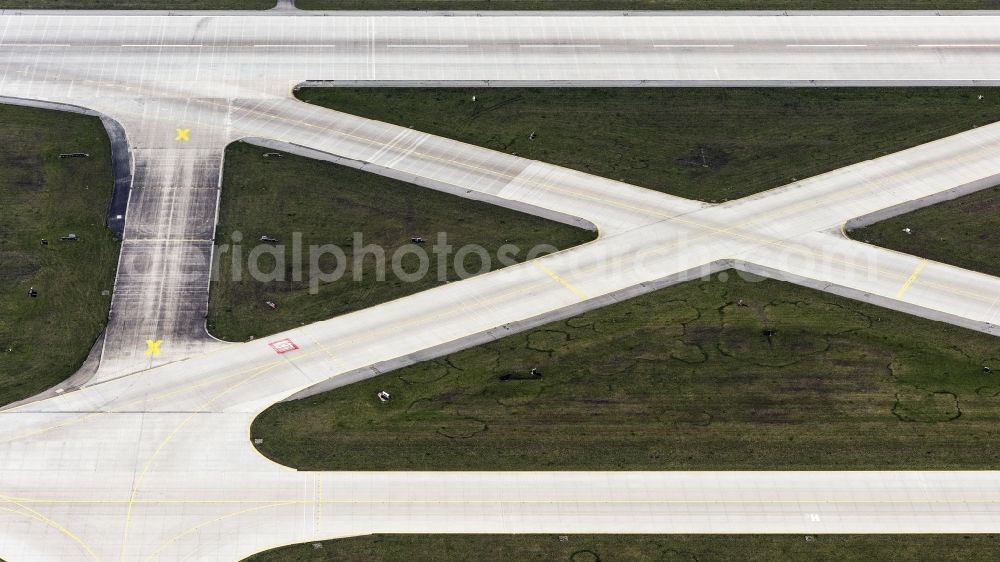 München-Flughafen from the bird's eye view: Rolling on the apron of the airport in Muenchen-Flughafen in the state Bavaria, Germany