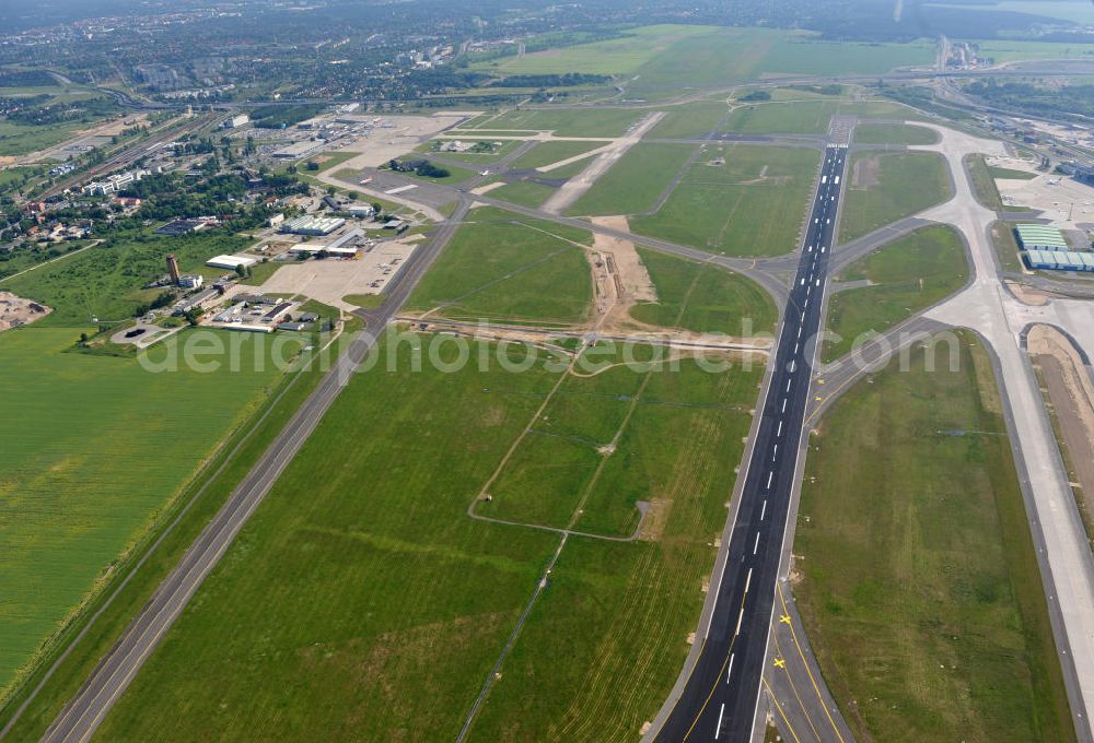 Aerial image Schönefeld - View of the taxiway and the runway on take-off and Airport Berlin-Schönefeld