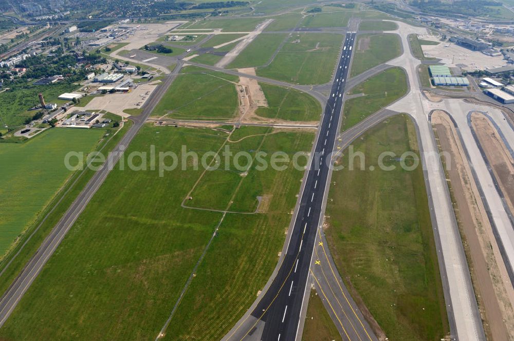 Aerial photograph Schönefeld - View of the taxiway and the runway on take-off and Airport Berlin-Schönefeld