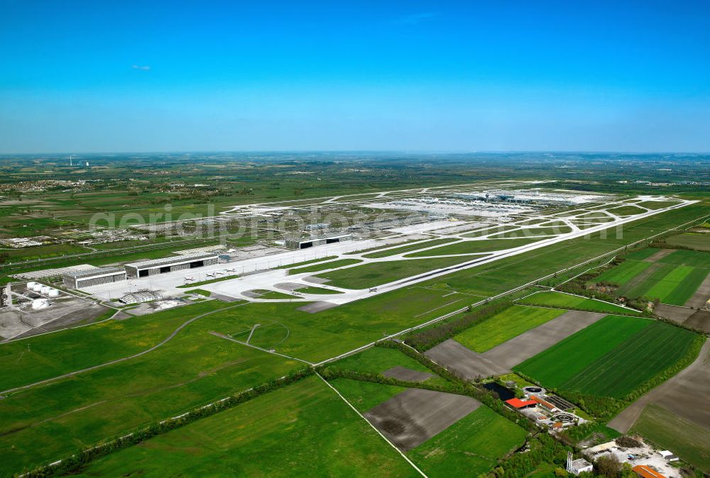 München from the bird's eye view: Taxiways, takeoff and landing paths at the airport in Munich, Bavaria