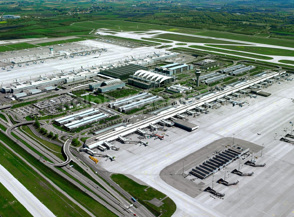 Aerial photograph München - Taxiways, takeoff and landing paths at the airport in Munich, Bavaria