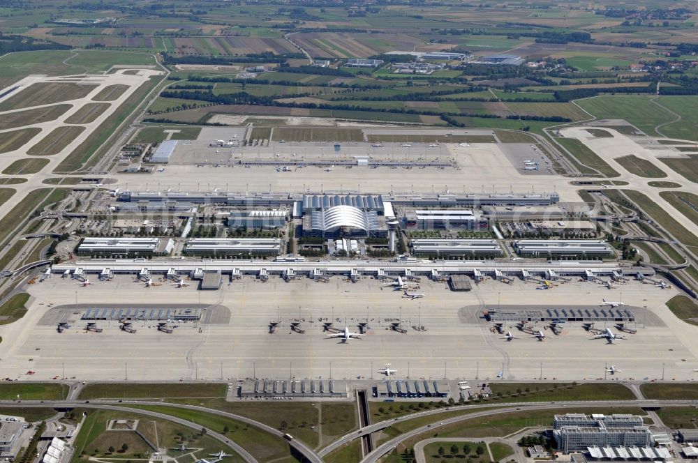 München from the bird's eye view: Taxiways, takeoff and landing paths at the airport in Munich, Bavaria