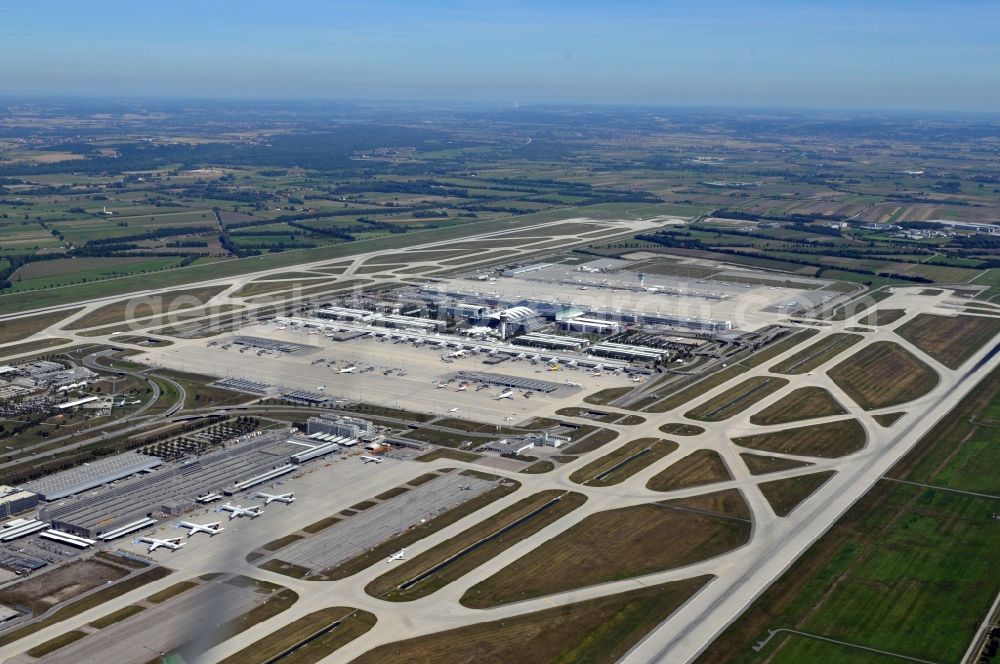 Aerial image München - Taxiways, takeoff and landing paths at the airport in Munich, Bavaria