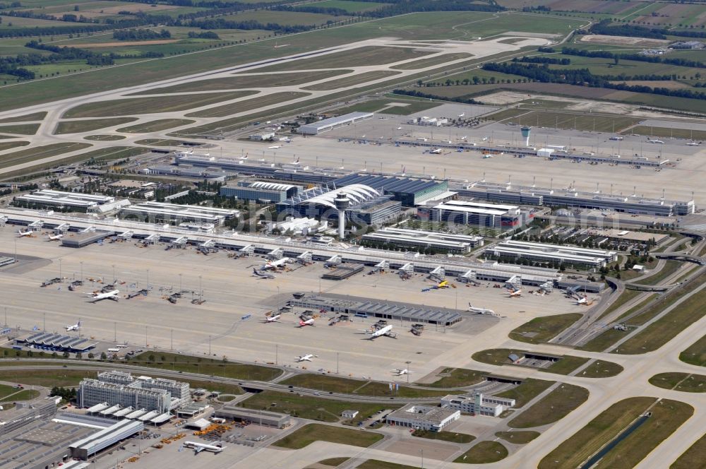 Aerial photograph München - Taxiways, takeoff and landing paths at the airport in Munich, Bavaria