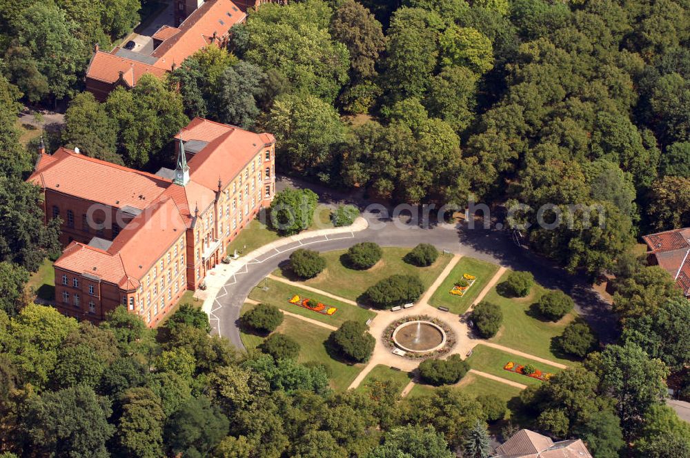 Berlin from above - Blick auf ein Rondell vor dem links befindlichen Hauptgebäude des Evangelischen Krankenhauses Königin Elisabeth Herzberge gGgmbH an der Herzbergstraße in Berlin-Lichtenberg. Das Rondell trägt in der Mitte einen Springbrunnen mit einer Schale aus Sandstein und wurde zusätzlich mit Rasen, Blumen, Büschen und Bänken bebaut um als Ruhepunkt zu dienen. Kontakt: