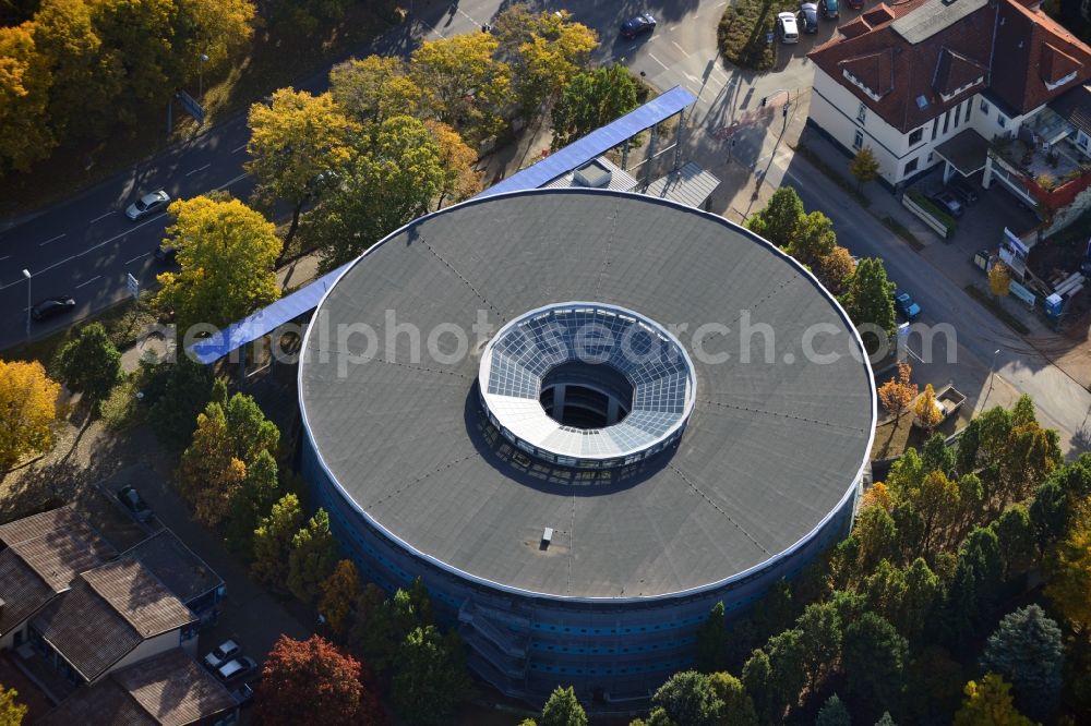 Aerial photograph Hameln - View of the Rondell am Krankenhaus ( Turret at the hospital ) in Hamelin in the state Lower Saxony. This building is a parking ramp of particular kind