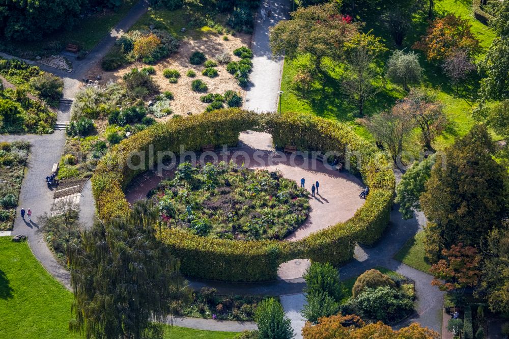 Essen from the bird's eye view: Roundabout in the park of the Grugapark Essen with a bronze sculpture Javelin thrower by Erich Seger on Luehrmannstrasse in the Ruettenscheid part of Essen in the state North Rhine-Westphalia, Germany