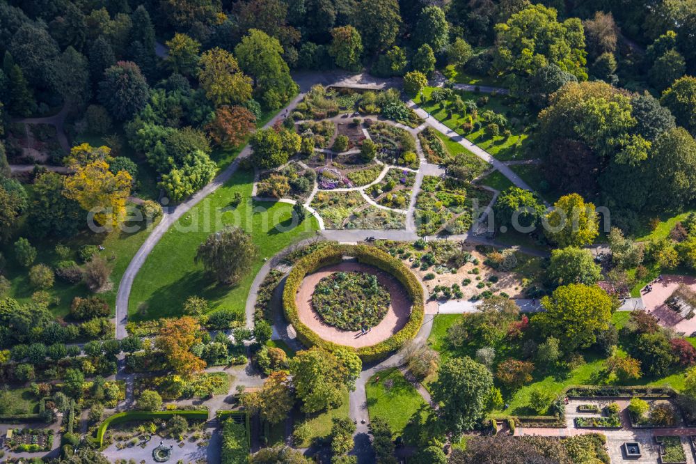 Aerial image Essen - Roundabout in the park of the Grugapark Essen with a bronze sculpture Javelin thrower by Erich Seger on Luehrmannstrasse in the Ruettenscheid part of Essen in the state North Rhine-Westphalia, Germany